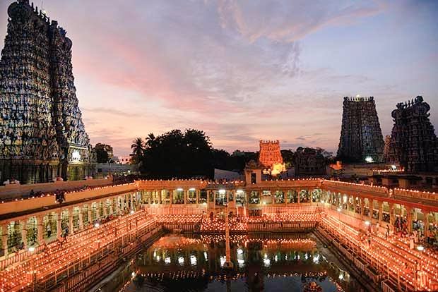  #ThreadThe Meenakshi Amman temple ,Madurai is one of the most prominent temple of India . Here are some most interesting fact about the Temple.1. It is one of the largest temple complex of India dedicated to tripled Bresated, Fished- Eyed Goddess Meenakshi Amman.