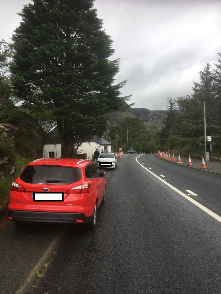 NWPolice's tweet photo. Recovery about to tow these that are parked by #LlynOgwen 

Although at the end of the coned area they're causing other vehicles to head into opposing lane into a blind right-hand bend. Pedestrians walking into the road due to the blocked pavement.

Inconsiderate

#KeepWalesSafe https://t.co/8gfcn7ISz7