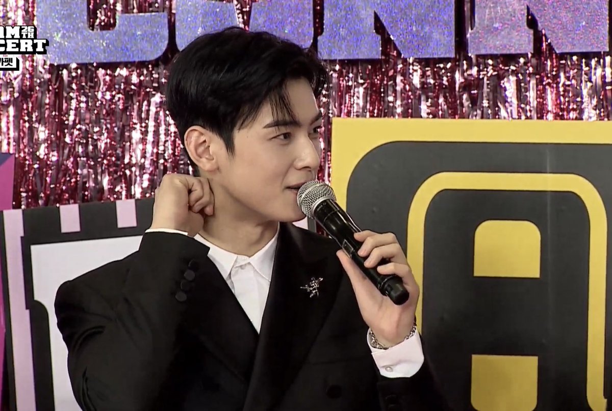 CClovechaeunwoo's tweet photo. Dream concert Red carpet. Our sunflower eunwoo in black suit. 

#ChaEunWoo #チャウヌ #차은우 
#ASTRO #アストロ #아스트로   #車銀優 #车银优 #ชาอึนวู  @offclASTRO https://t.co/gy5yIBfG00
