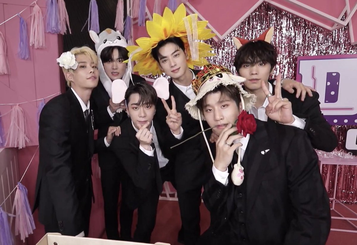 CClovechaeunwoo's tweet photo. Dream concert Red carpet. Our sunflower eunwoo in black suit. 

#ChaEunWoo #チャウヌ #차은우 
#ASTRO #アストロ #아스트로   #車銀優 #车银优 #ชาอึนวู  @offclASTRO https://t.co/gy5yIBfG00