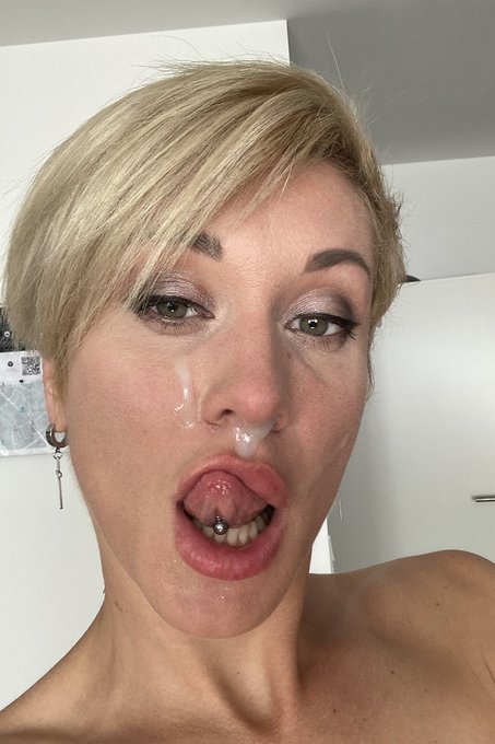 Being face-fucked looks like to be the best start for weekend 💦 https://t.co/J0B7PLCuLi