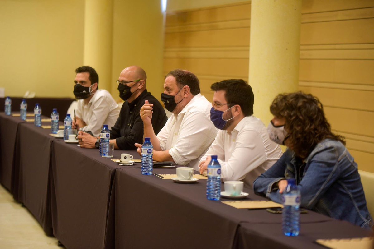 junqueras's tweet photo. Ens volen tornar a tancar a la presó tan de pressa com puguin. No els agrada que parlem amb la gent i que estiguem al seu costat, però sabem que, de la presó, se'n surt i que forma part del camí cap a la llibertat col·lectiva i la justícia. https://t.co/abKUyuoQvU