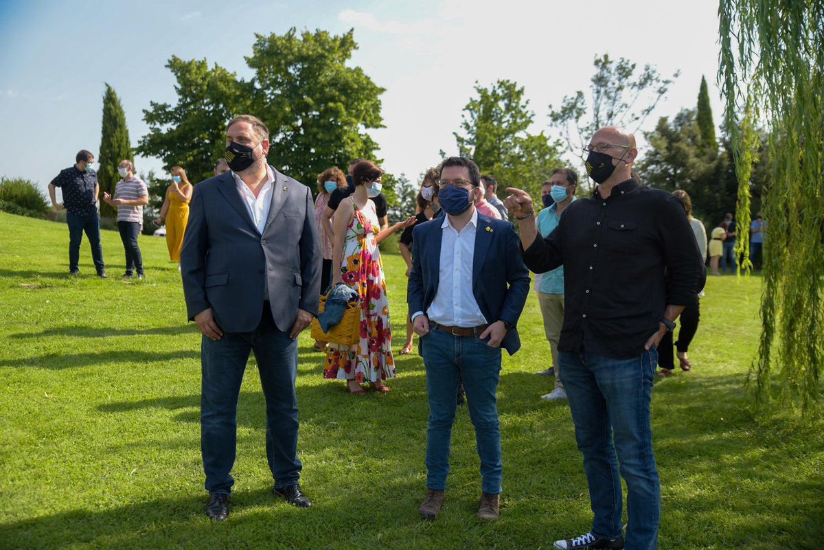junqueras's tweet photo. Ens volen tornar a tancar a la presó tan de pressa com puguin. No els agrada que parlem amb la gent i que estiguem al seu costat, però sabem que, de la presó, se'n surt i que forma part del camí cap a la llibertat col·lectiva i la justícia. https://t.co/abKUyuoQvU