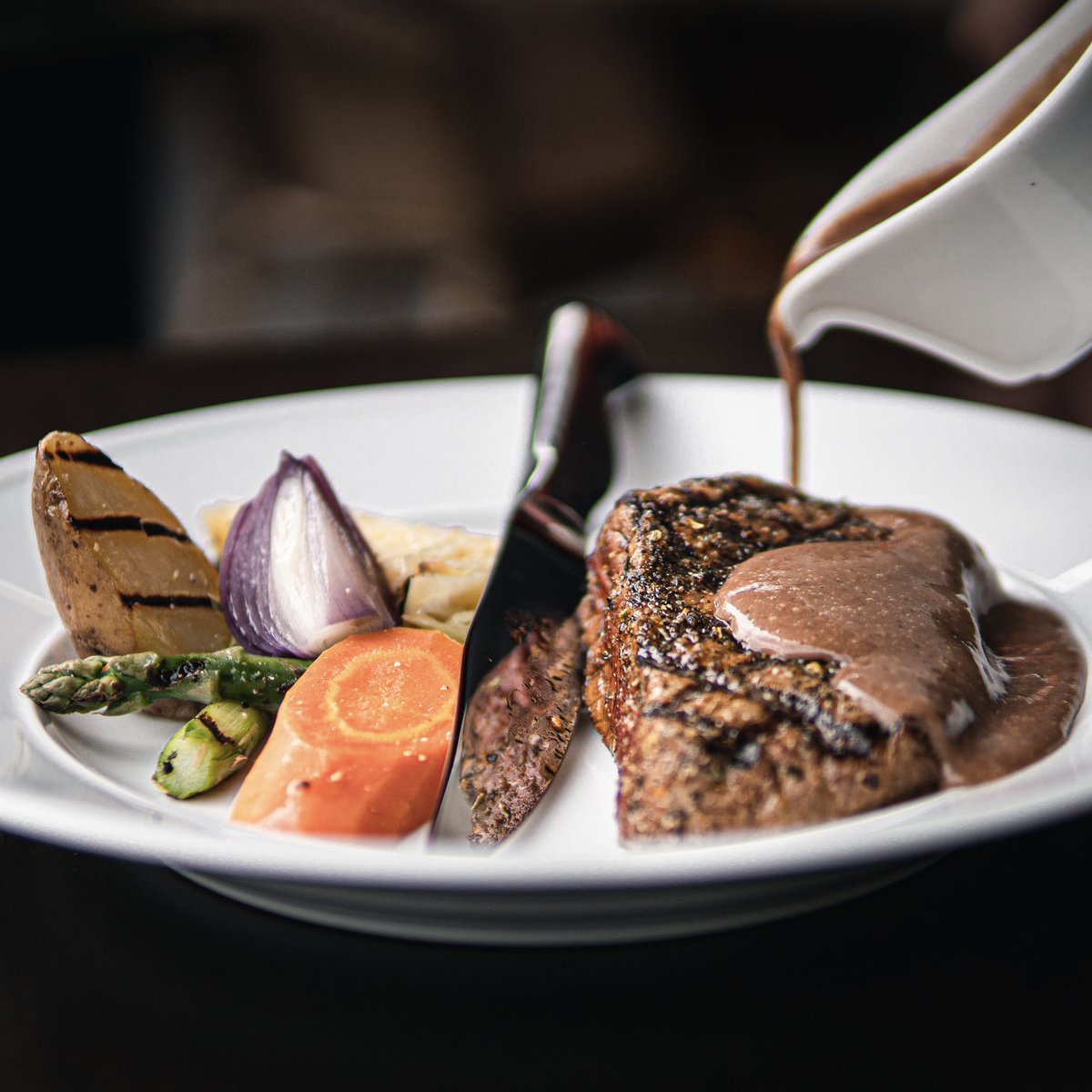 Vanavond en morgenmiddag en avond zijn wij nog geopend voordat onze zomersluiting in gaat. Reserveer een tafel en geniet bijvoorbeeld van onze malse ossenhaasbiefstuk. Perfect bereid in de Kopa houtskooloven, waardoor de smaken optimaal bewaard blijven!
desmoezer.nl/reserveren/