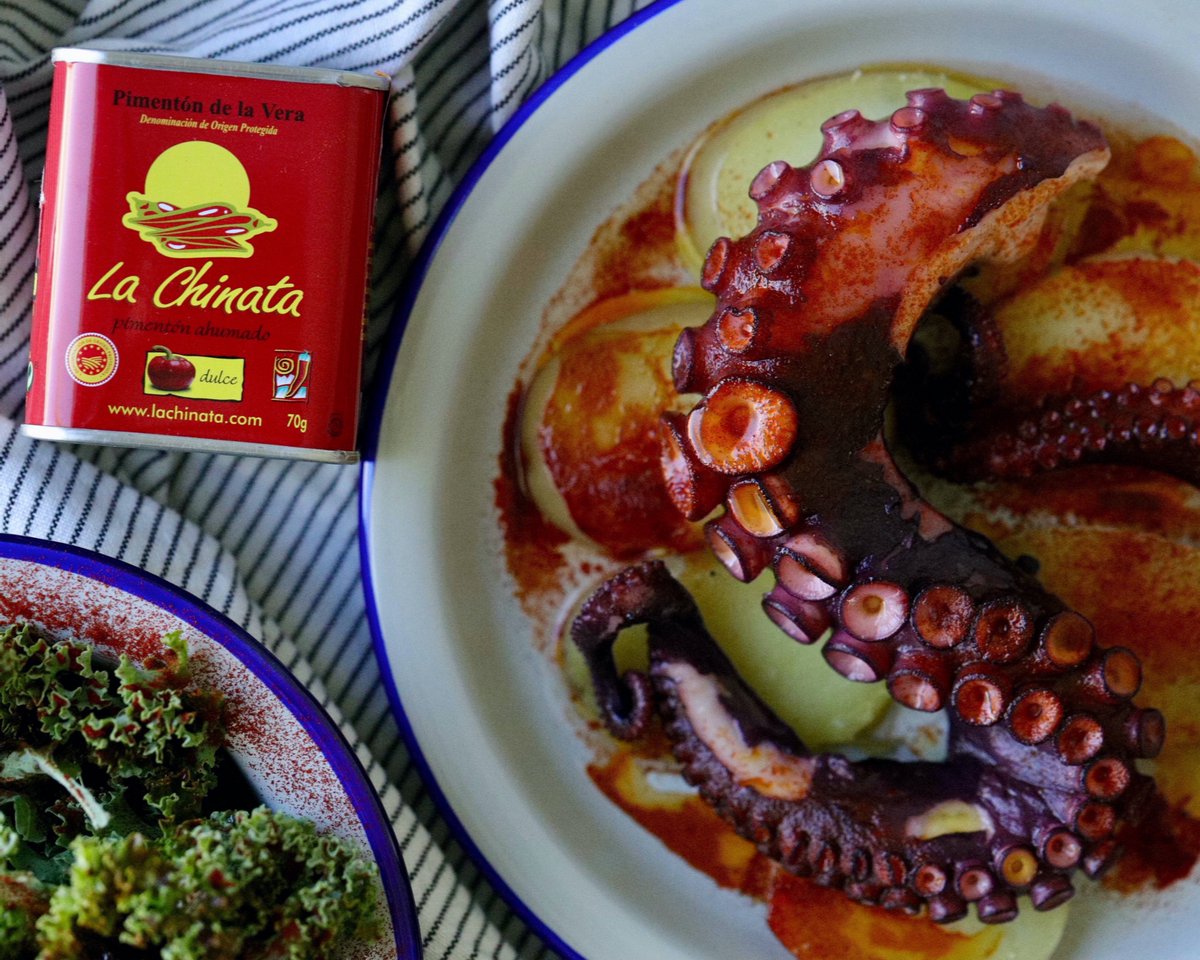 lachinatacom's tweet photo. ¡Nada mejor para este #sábado que un #delicioso plato de #pulpo con el toque de nuestro #PimentónAhumado #LaChinata! #Pimentón
-
Nothing better for this #Saturday than a #delicious #octopus dish with the touch of our #SmokedPaprika Powder La Chinata! #PaprikaPowder #SpanishFood https://t.co/FLWQSuboie