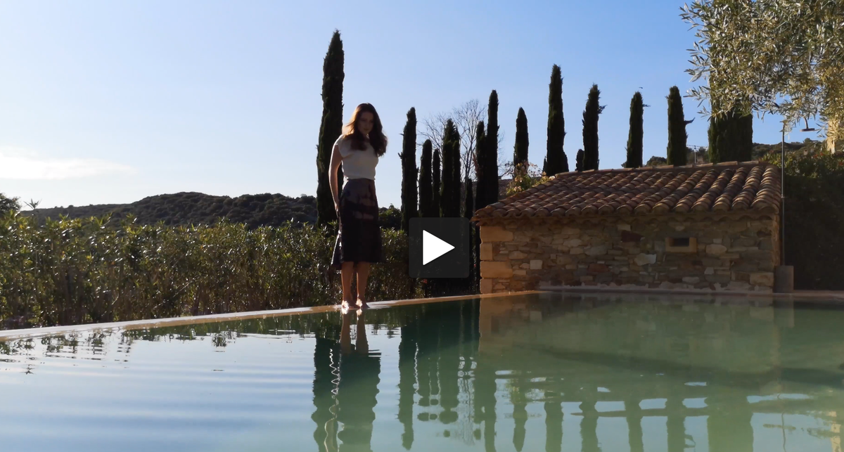 Scarlot_WAM's tweet photo. Ruining this beautiful designer #satin #formal skirt in the public pool at dusk. 25% off this video all this week!

https://t.co/l4NdQygmb5

#WAM #splosh #wamvideo #wetsatin #wetlook #wetshirt #white #stockings #wetlook #wetstockings #outside #pool #RT #swim #clothedswim 💖😜💦 https://t.co/QoDRzP874X