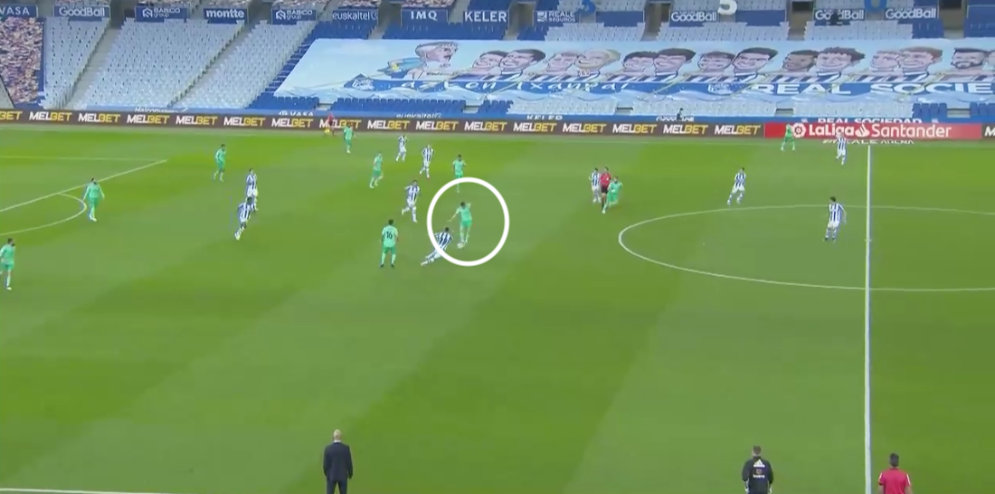 •In an attacking sense,Valverde posed different problems for opposition defences-his powerful ball-carrying meant Real often transitioned much quicker into attack compared to a more patient build-up with Modric+Kroos. Here he escapes Sociedad's pressure & runs at their back 4