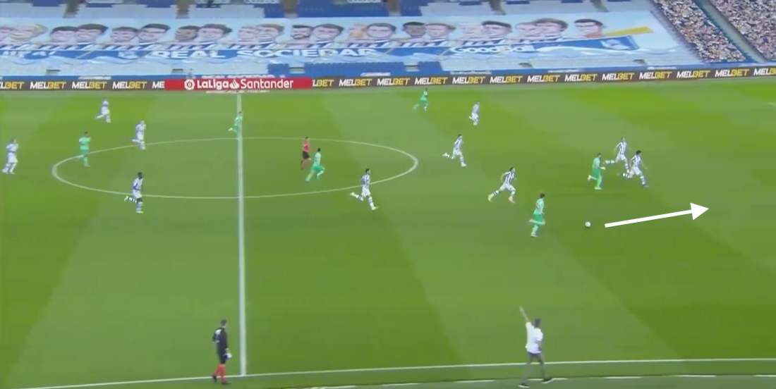 •In an attacking sense,Valverde posed different problems for opposition defences-his powerful ball-carrying meant Real often transitioned much quicker into attack compared to a more patient build-up with Modric+Kroos. Here he escapes Sociedad's pressure & runs at their back 4