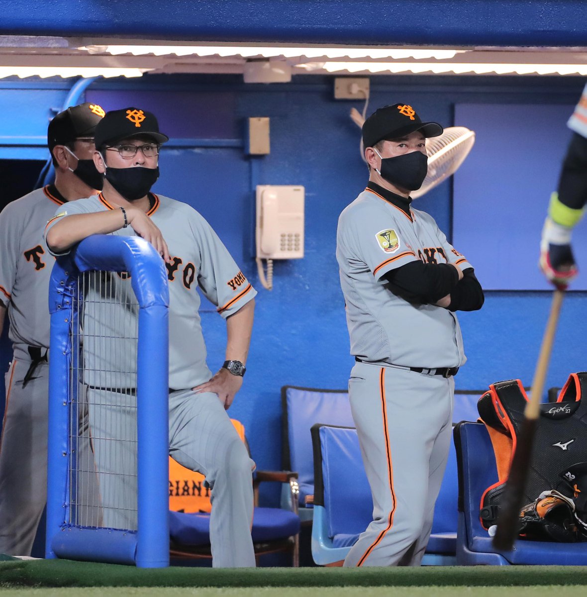 巨人情報 サンスポ なりすましにご注意ください على تويتر 熱闘撮って出し 今日は黒いマスクを着用のベンチ Club Giants会員は T Co I01l3e2zm5 で購入できるそうです アンダーアーマー 製の 昨年選手が着ていたユニホームの生地を使用して