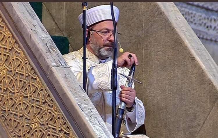 TurkiyeUrdu_'s tweet image. ملکہ برطانیہ کا تلوار پکڑنا اچھا ہےمگر آیاصوفیا میں امام کا تلوار پکڑنا غلط
یہ مغرب کا دوہرا رویہ ہےجو ہر موقع پر سامنے آتا ہے
تلوار ایک علامت ہے، اور دنیا بھر میں استعمار کی حیثیت رکھنے اور جان و مال لوٹنےوالے برطانیہ کو بخوبی معلوم ہے
کسی مسلمان کی تلوار کو بھی ذرا برداشت کرلیں