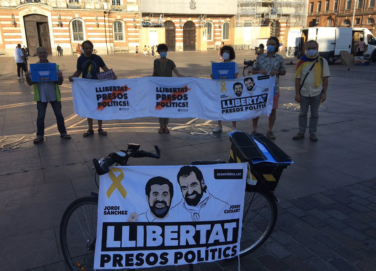 Orenetesimerles's tweet photo. 📍#Toulouse 116ème veillée en soutien aux prisonniers, exilés politiques catalans #DaniGallardoLlibertat. A la rencontre 📣des citoyens pour témoigner de l’injustice faite au peuple catalan non respecté pour ce qu’il est: une #nation. Pour une solution politique en #Catalogne 🎗 https://t.co/ZNwS17ajFD
