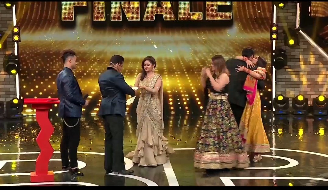 He looked over to his girls sitting & blew them a kiss. Sana reached down and kissed sid mom.After been handed the trophy and vivo phone it was the the turn of next prize for top 4 & finally sana joined him on the stage and she opened her arms wide and was swept up in his arms.