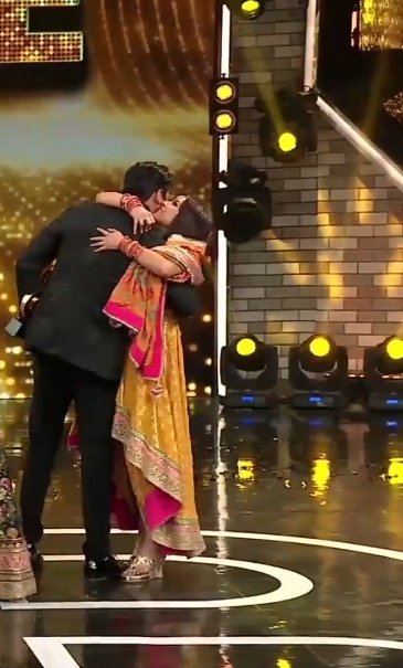 He looked over to his girls sitting & blew them a kiss. Sana reached down and kissed sid mom.After been handed the trophy and vivo phone it was the the turn of next prize for top 4 & finally sana joined him on the stage and she opened her arms wide and was swept up in his arms.