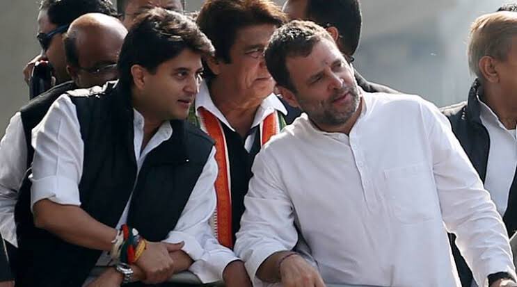 TariqAz07268535's tweet photo. लोग कहते हैं “तुम्हारी आस्तीन में सांप रहते हैं”.,
मैंने कहा “क्या करूँ मेरा वजूद ही चन्दन का है”. https://t.co/IiqD6vAYMy