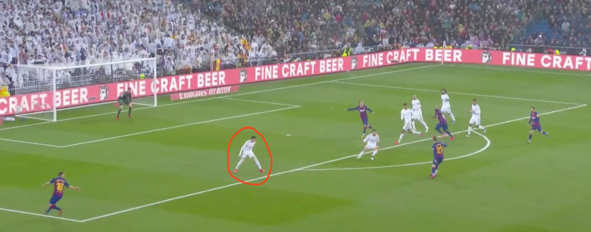 - Valverde's defensive positioning, pressing & athleticism to cover lots of ground was a big factor in Real's Clasico win- For example in this scenario, in the space of 9 seconds:a) He fills in for Carvajal at RBb) Aggressively tackles Frenkiec) Initiates the press on Umititi