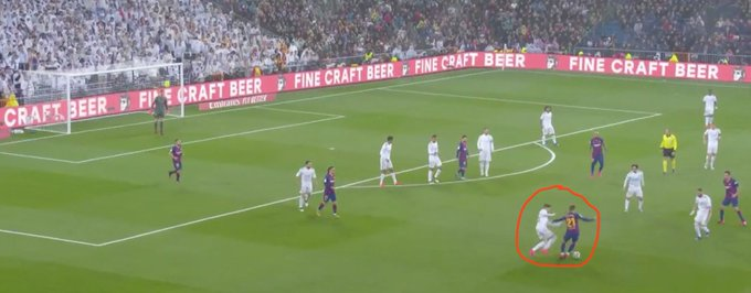 - Valverde's defensive positioning, pressing & athleticism to cover lots of ground was a big factor in Real's Clasico win- For example in this scenario, in the space of 9 seconds:a) He fills in for Carvajal at RBb) Aggressively tackles Frenkiec) Initiates the press on Umititi