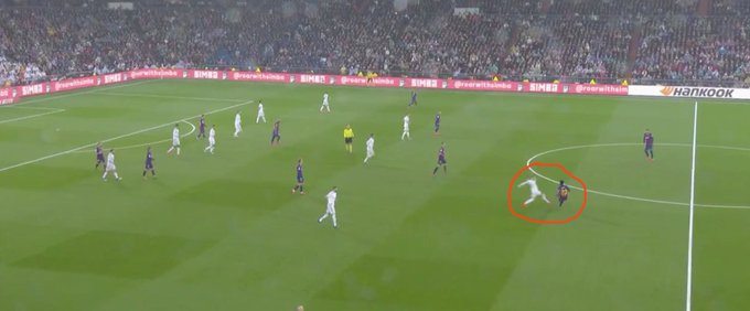 - Valverde's defensive positioning, pressing & athleticism to cover lots of ground was a big factor in Real's Clasico win- For example in this scenario, in the space of 9 seconds:a) He fills in for Carvajal at RBb) Aggressively tackles Frenkiec) Initiates the press on Umititi