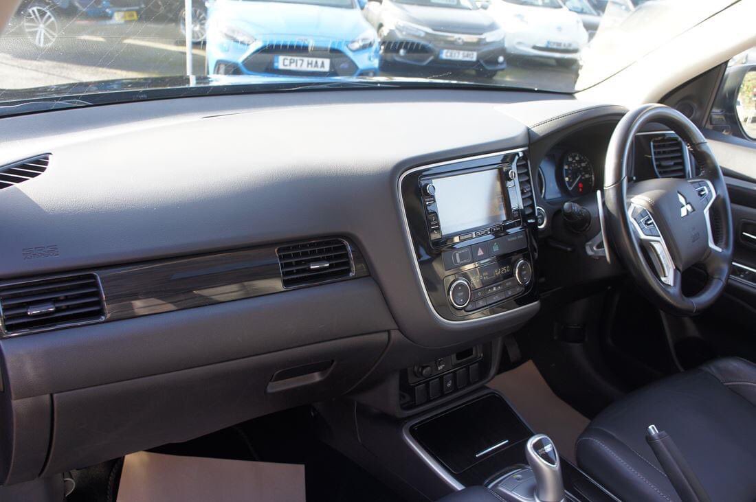 Sinclair_Direct's tweet image. Here's another great weekend offer - the ultra versatile SUV Mitsubishi OUTLANDER 2.0 PHEV JURO 2017, Hybrid, CVT, 33,682 miles WAS £19,925 - NOW £17,995 - SAVING £1,300

Search / Finance / Collect at sinclairdirect.co.uk/used-car-searc…