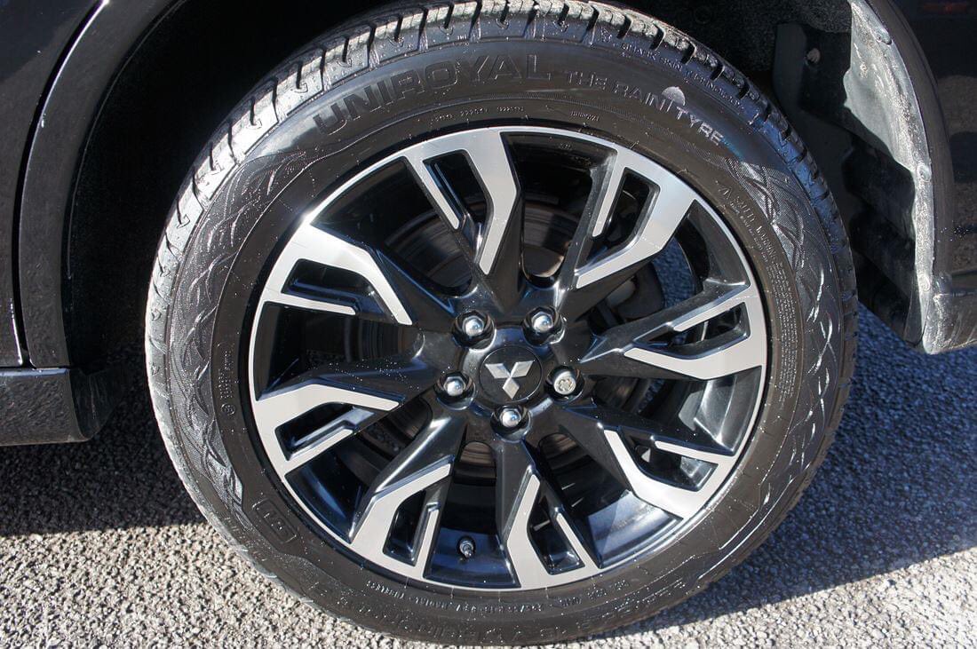 Sinclair_Direct's tweet image. Here's another great weekend offer - the ultra versatile SUV Mitsubishi OUTLANDER 2.0 PHEV JURO 2017, Hybrid, CVT, 33,682 miles WAS £19,925 - NOW £17,995 - SAVING £1,300

Search / Finance / Collect at sinclairdirect.co.uk/used-car-searc…