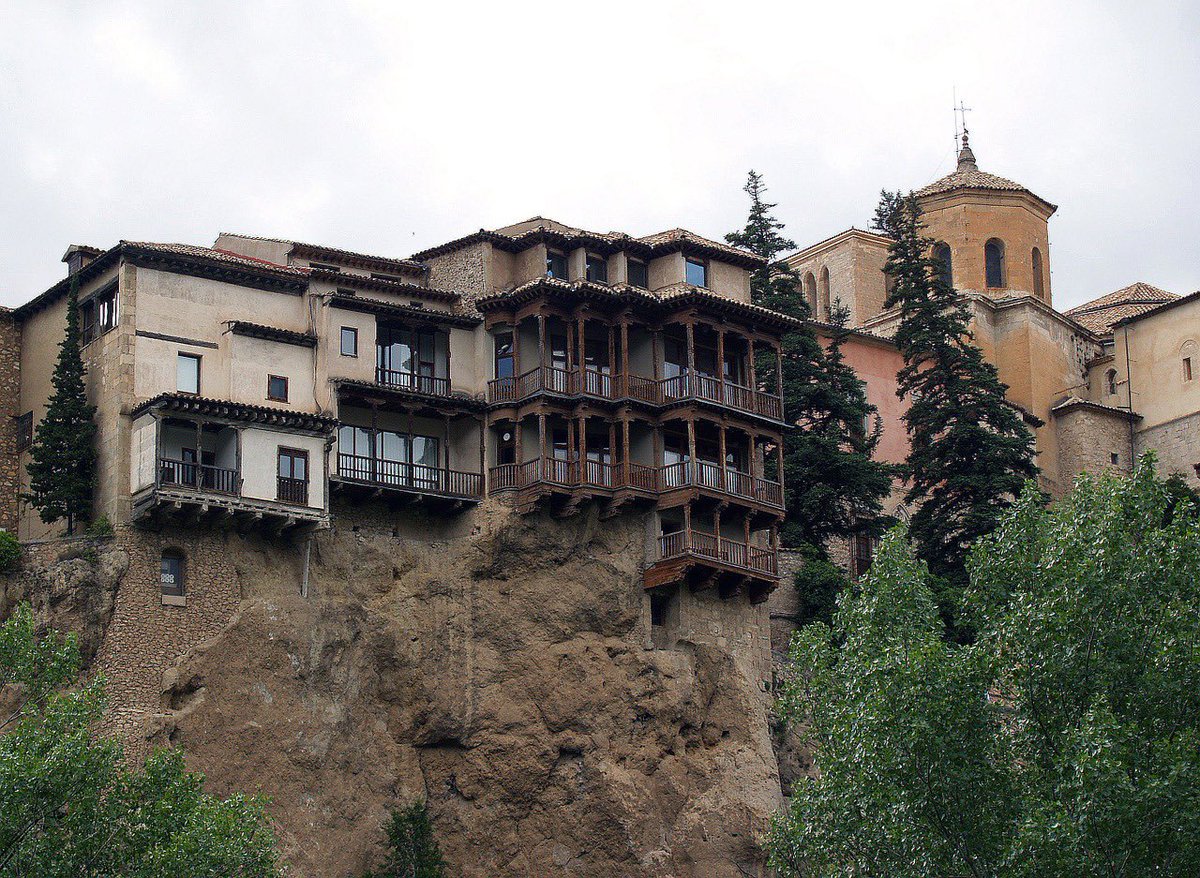 o2rural's tweet photo. Las casas colgadas de Cuenca y su catedral ⛪️ gótica, Patrimonio de la Humanidad desde 1996.
Estas casas 🏘 fueron construidas en los siglos XV y XVI y aún podemos verlas en pie.
Es una visita imprescindible si pasáis unos días por la zona.
#o2rural 💚#cuenca
#casascolgadas https://t.co/KezQPdGMS5