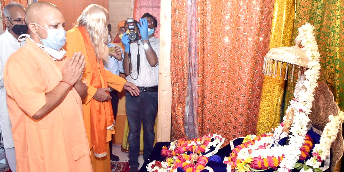 myogiadityanath's tweet photo. "अवधपुरी अति रुचिर बनाई।
देवन्ह सुमन बृष्टि झरि लाई।।"

संपूर्ण जगत की अलौकिक 'श्री राम मंदिर' की आधारशिला रखे जाने की प्रतीक्षा शीघ्र पूर्ण होने वाली है।

आज धर्मनगरी अयोध्या में श्री रामलला के दर्शन कर उनसे 'बहुप्रतीक्षित कार्यक्रम' की सफलता हेतु प्रार्थना की।

जय श्री राम! https://t.co/nyk5hUXHM6