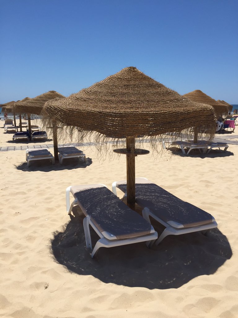 JASG1969's tweet photo. ( 3 ) Avaliação de praias (0 a 5). #PraiaVerde. — Temperatura da água (5) — Limpeza da praia (5) — Medidas Covid-19 (3) — Densidade populacional (2) — Facilidade de
estacionamento (4) — Pricing (4), 15€ colmo (1/2 dia) nas três primeiras filas e 12,5€ nas restantes. Média: 3,8 https://t.co/u7LMaV4yLQ
