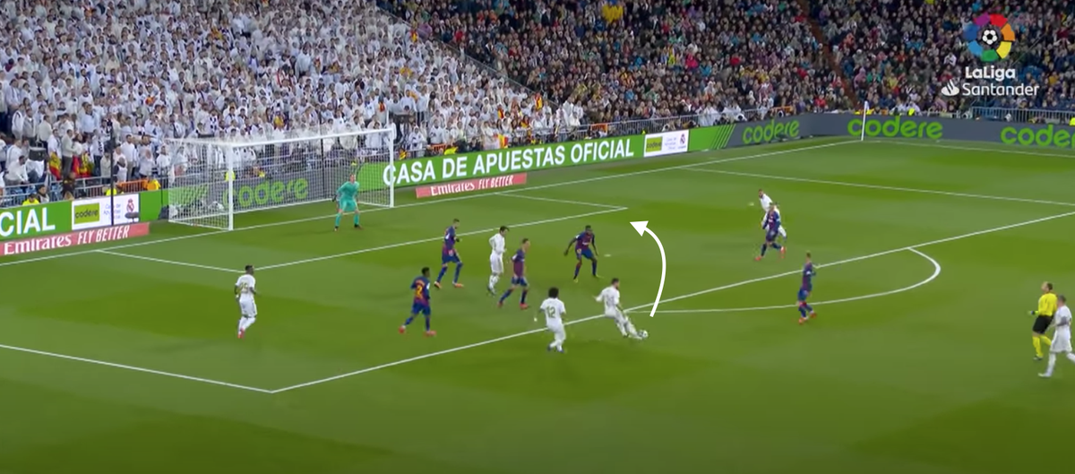 - Valverde's defensive discipline has also allowed Carvajal the freedom to fly forwards into more attacking positons, as he did when creating chances for Benzema & Isco here.- In fact, 4/6 of Carvajal's assists this season have come when Valverde has played alongside him