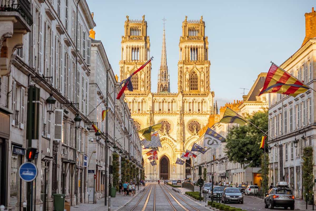 Mettons fin au débat une bonne fois pour toute :

🔁 Tours
❤️ Orléans

Vous nous promettez de ne pas être jaloux, hein ?