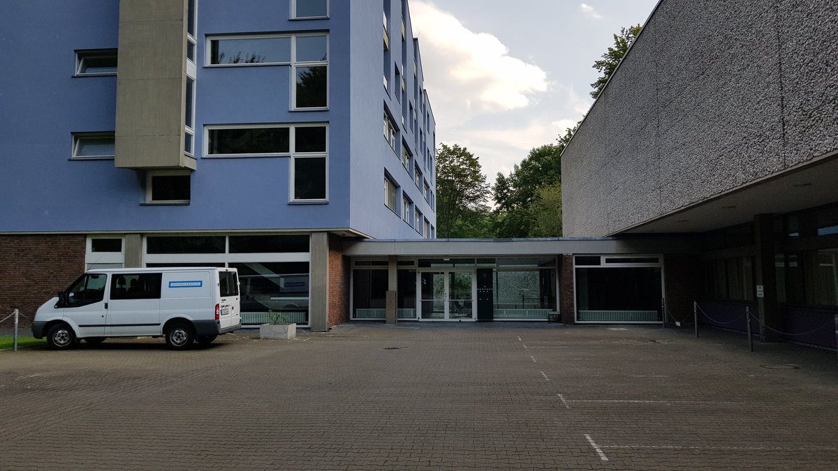 No dead birds falling from the sky today at Winden police station. (Akademie der Künste, Berlin-Tiergarten) #DarkNetflix