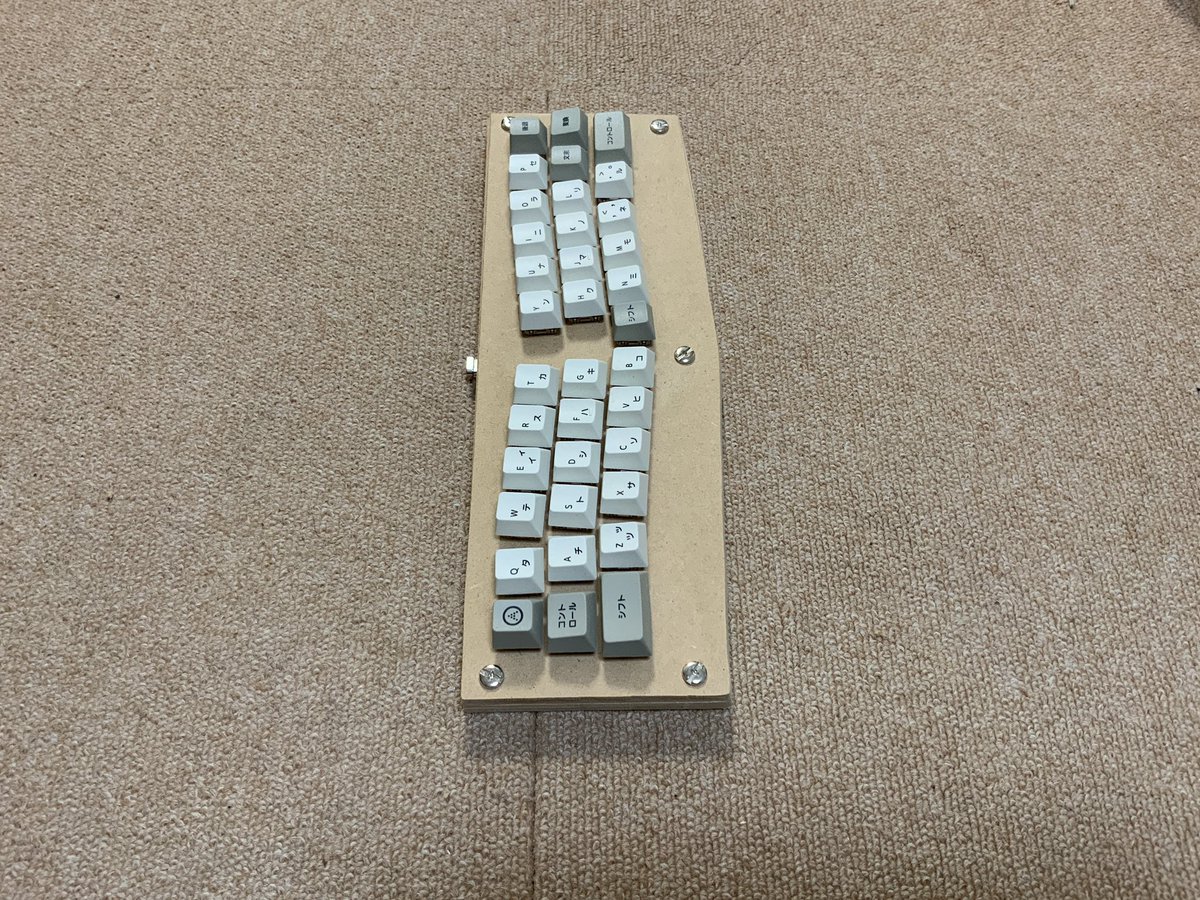 0002ozlet's tweet photo. 更新が遅くなりましたが、3日目です。日中は用事があり、作業は夕方から始めました。ケースの厚みを抑えることを考えて、ミドルプレートを作り直しました。15ミリの組みネジでケースを固定できる厚さとなりました。着色は明日以降です。
#自作キーボード #cool836A #SU120 #selfmadekeyboard https://t.co/FBNV0mSomA