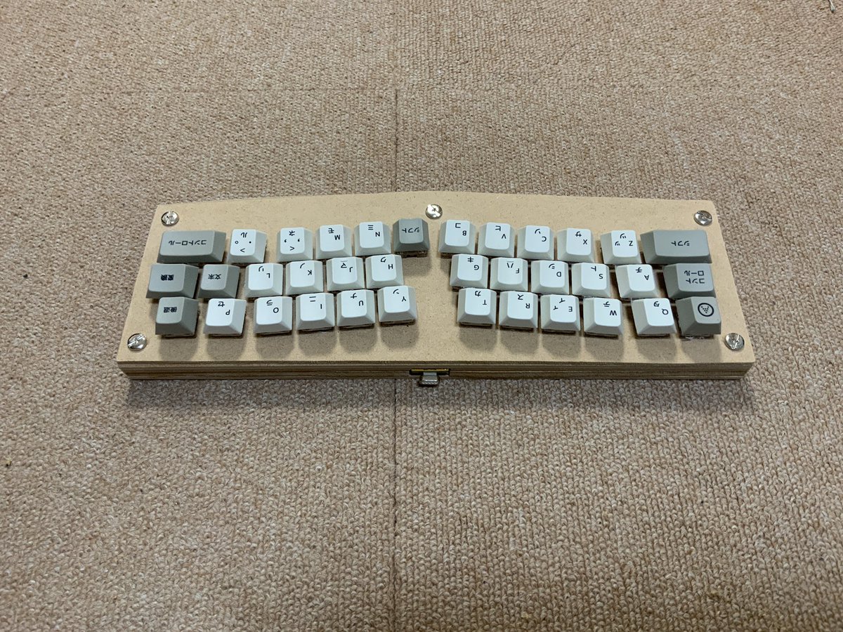 0002ozlet's tweet photo. 更新が遅くなりましたが、3日目です。日中は用事があり、作業は夕方から始めました。ケースの厚みを抑えることを考えて、ミドルプレートを作り直しました。15ミリの組みネジでケースを固定できる厚さとなりました。着色は明日以降です。
#自作キーボード #cool836A #SU120 #selfmadekeyboard https://t.co/FBNV0mSomA