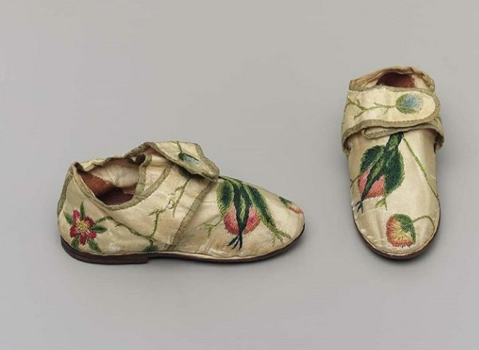 Детские ботиночки XVIII века,  украшенные вышивкой,  шелковыми нитями. Экспонат музея изящных искусств (Бостон) .