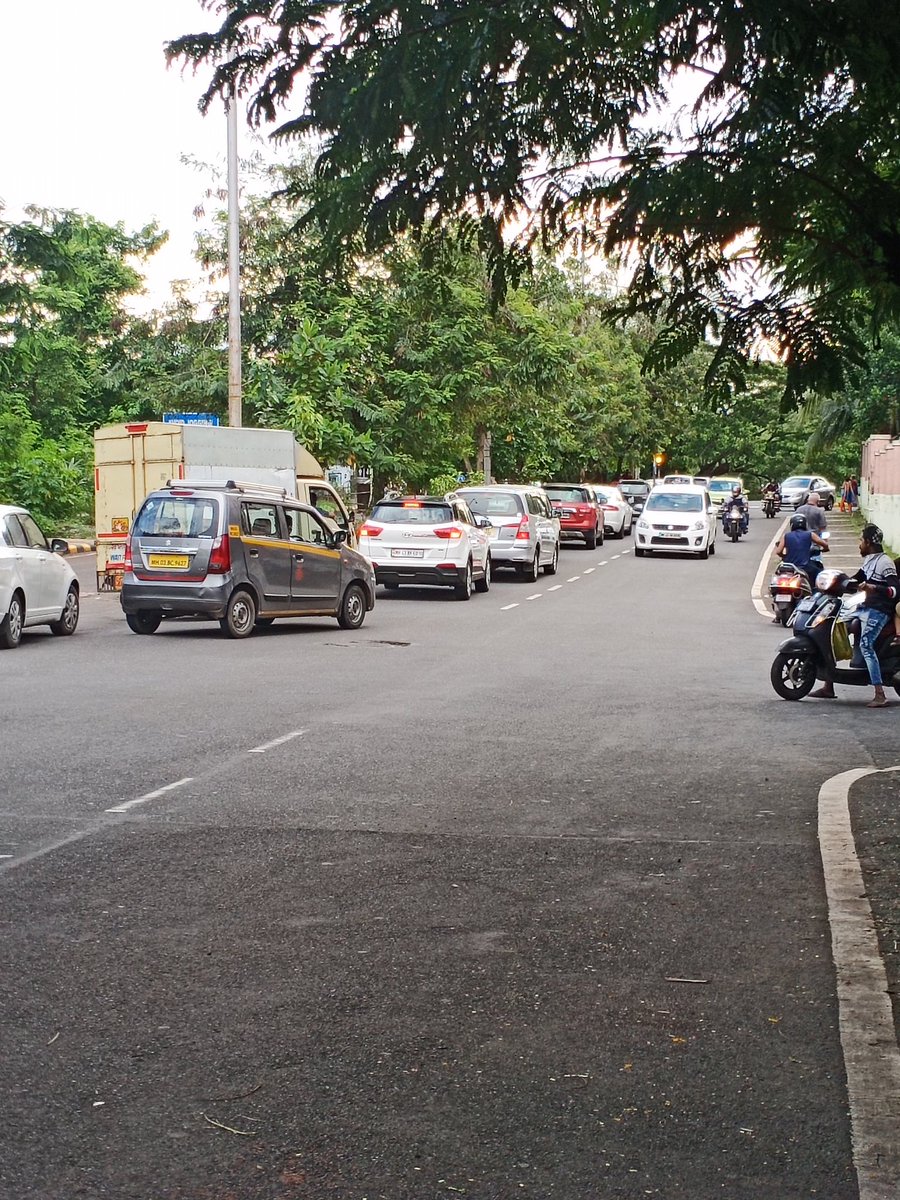 ameya_au's tweet photo. @NMMCCommr @NMMConline @Navimumpolice @sanjayips89 Kindly open the left side for the palm beach road. It's causing very much traffic. Location - Near Vazirani sports club. https://t.co/5TThq0cQzA
