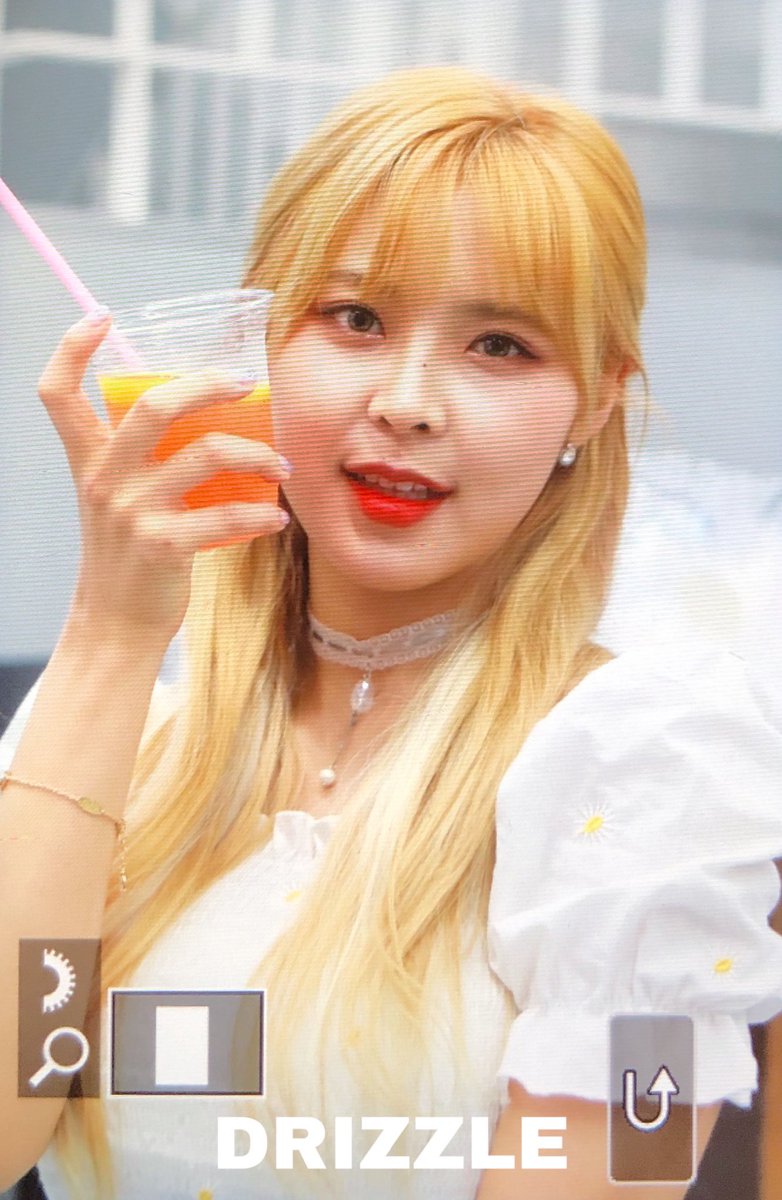 Drizzle_0212's tweet photo. 200725 스타의레스토랑 2부

망고 냠 🥭💛

#ANS #제이 #J #이예지 #예지상어🦈 https://t.co/oFqpbggEHY