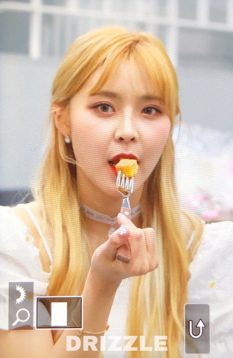 Drizzle_0212's tweet photo. 200725 스타의레스토랑 2부

망고 냠 🥭💛

#ANS #제이 #J #이예지 #예지상어🦈 https://t.co/oFqpbggEHY