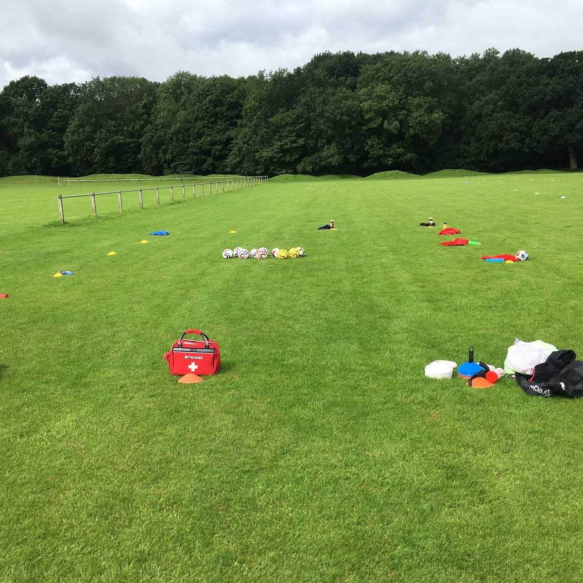 TarletonFC's tweet photo. U10 π΄ returned for their 1st session back this morning!
Perfectly setup by the coaching team.
Player Safe Areas β
First Aid Area β
Spectator Areas β
PPE β
Disinfectant β
Hand Sanitiser β
Well done to all involved!
A fun & safe session ππ»β½οΈπ΄βͺ
#TCFC #propersetup https://t.co/uadM71YVXu