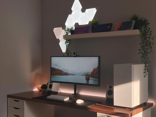 HardwareStube's tweet photo. Wunderschönes Setup von @ItsMehRuby. Die drei Mechanischen Tastaturen stechen dabei heraus und machen jede einzelne Sekunde, die man diesem Setup verbringt, unvergesslich!

Probs gehen raus!

#setup #gaming #pc #pcgaming #nzxt #keyboard #costum #white #norgb https://t.co/M6RWU1Vuzy