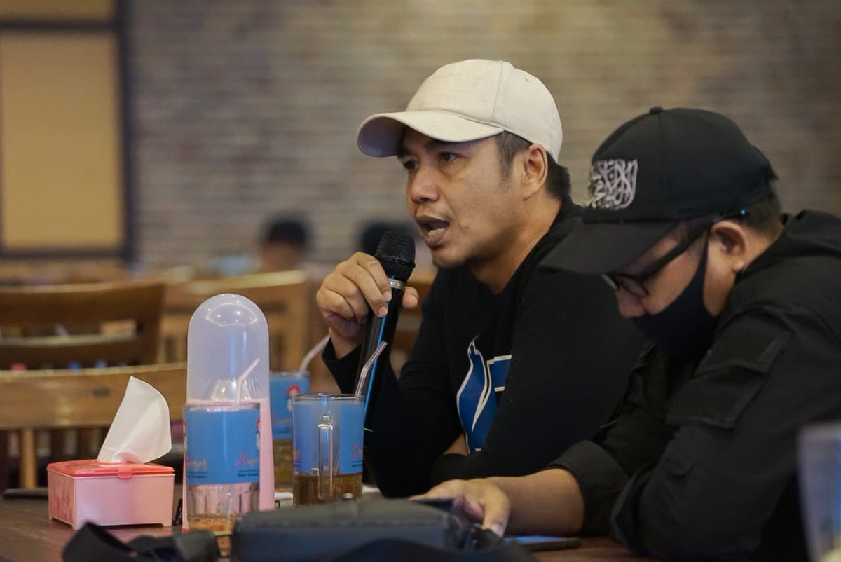 yoyoksukawi's tweet photo. Siang tadi kumpul - kumpul pimpinan Panser dan Snex, banyak pemikiran bagus, berat sama dipikul, ringan sama dijinjing.... Maturnuwun.... 
.
.
#psis
#psisys
#psissemarang 
#yohisoyoh https://t.co/leUXehCJ1V