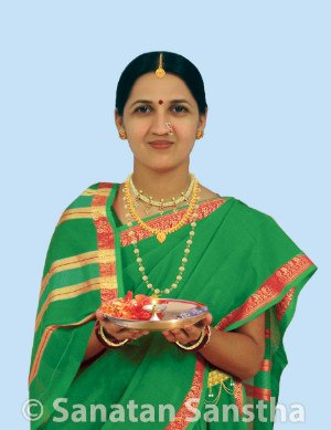GA_Pansare's tweet photo. #NagaPanchami
#Nagdevata was moved with Satyeshwari’s grief for Her brother. To reduce Her grief,He gave Her new clothes to wear and decorated Her with various ornaments. With that, Satyeshwar was satisfied.Hence, on that day females wear new clothes and ornaments
#NagaPanchami https://t.co/oyTyK3IaiD