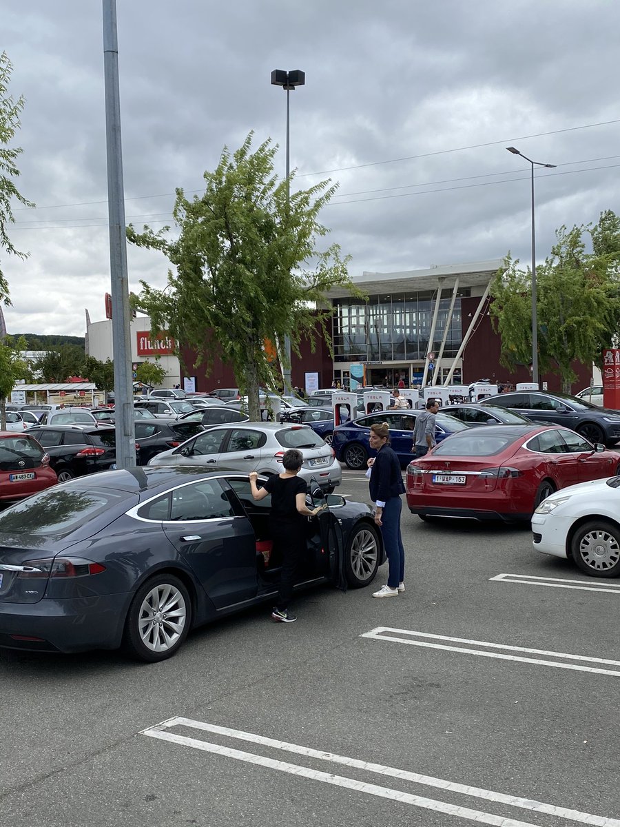 Peigne's tweet photo. Good news, more &amp; more Tesla in France. Bad news : need to wait one hour to access supercharger. @elonmusk we need you :-) https://t.co/SiQKulKOKo
