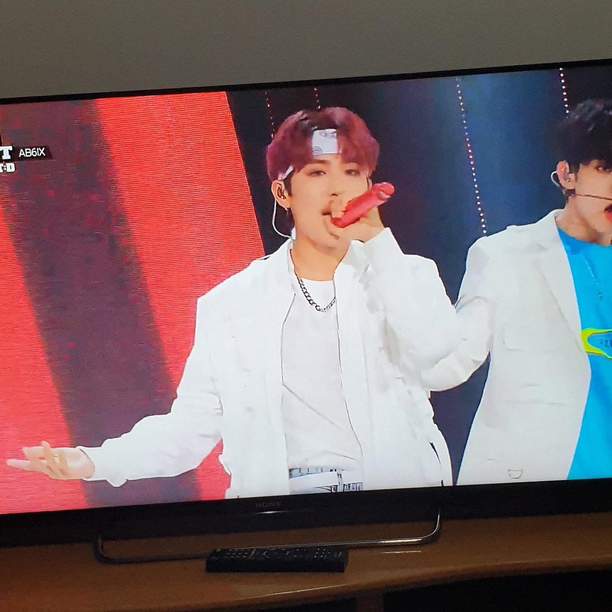 oohwoojin's tweet photo. OMG THIS LOOK HELP I LIKE THIS LOOK AND REDUP https://t.co/shE6LlrHQz