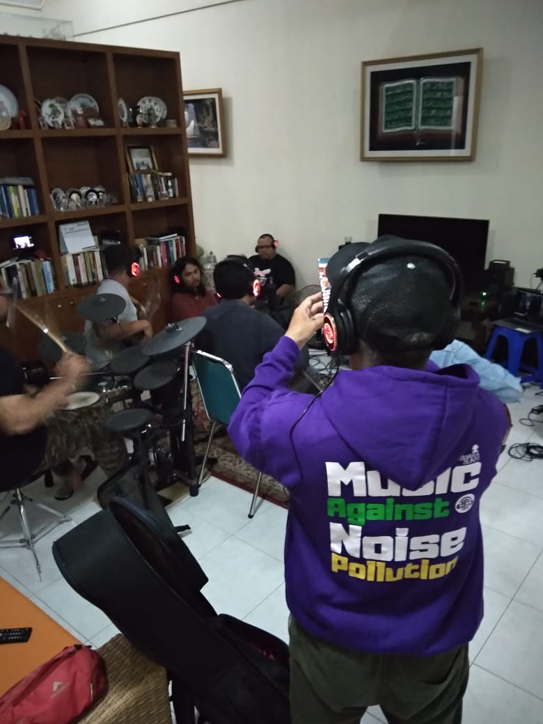 hampasuara's tweet photo. Makasih teman2 #gengbidji #99Army yg udah sempet nonton dummy project kami #livingroomsession #silentgig #FromTheDistance #PojokSunyiPodcast @SOERYAWAD1 @motherofstar1 @Latupeirissa77 @tunnov @sangwaktu @Rakha_boumi @SaptoBudiRahar @Budi_Kqr @GianTakeshi87 @chidory_ @Ayash_Azza https://t.co/iFc7rNfCwd