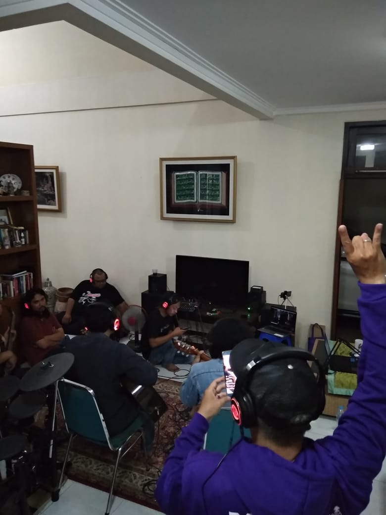 hampasuara's tweet photo. Makasih teman2 #gengbidji #99Army yg udah sempet nonton dummy project kami #livingroomsession #silentgig #FromTheDistance #PojokSunyiPodcast @SOERYAWAD1 @motherofstar1 @Latupeirissa77 @tunnov @sangwaktu @Rakha_boumi @SaptoBudiRahar @Budi_Kqr @GianTakeshi87 @chidory_ @Ayash_Azza https://t.co/iFc7rNfCwd