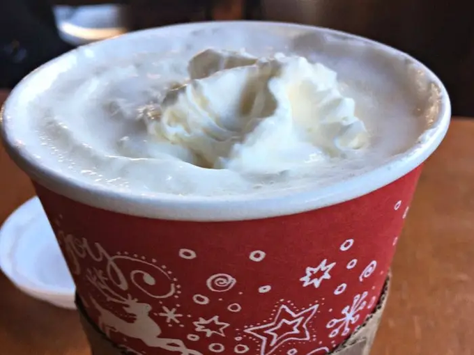 O1. Grande Snickerdoodle Hot ChocolateThis drink is popular during the winter when the chain's many hot-chocolate options are put back on the menu for the season.Fortunately, most of these seasonal hot chocolates are made with syrups that Starbucks carries all year round.