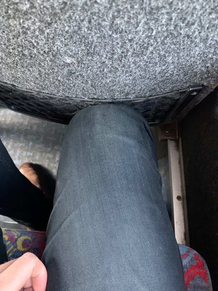Merosz_'s tweet photo. @NS_online fijn die snelbussen (50minuten), ideaal voor mensen onder 1,85 cm ... niet te doen dit https://t.co/8MpNH1HuON