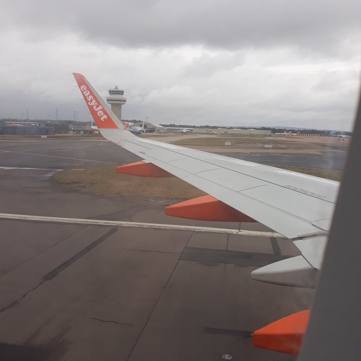 HelenPrattNo1's tweet image. A bit cloudy here #backinUK