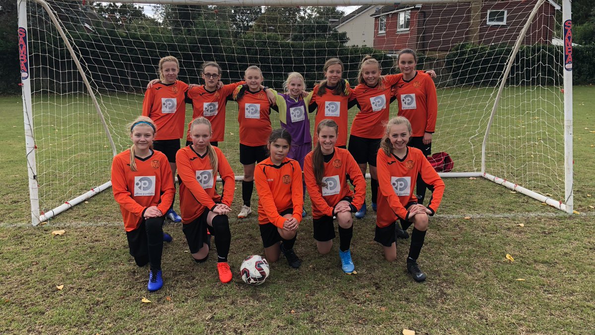 KnebFC's tweet photo. PLAYERS WANTED: U14 Girls 👩👩🏾👩‍🦰 join our fun bunch 
@KnebLionesses for the new season Soccer ball training on Tuesday evenings and matches on Saturdays in @HGFPL18
 🧡 contact youth@knebworthfc.co.uk for details https://t.co/SxRlFJRQfR