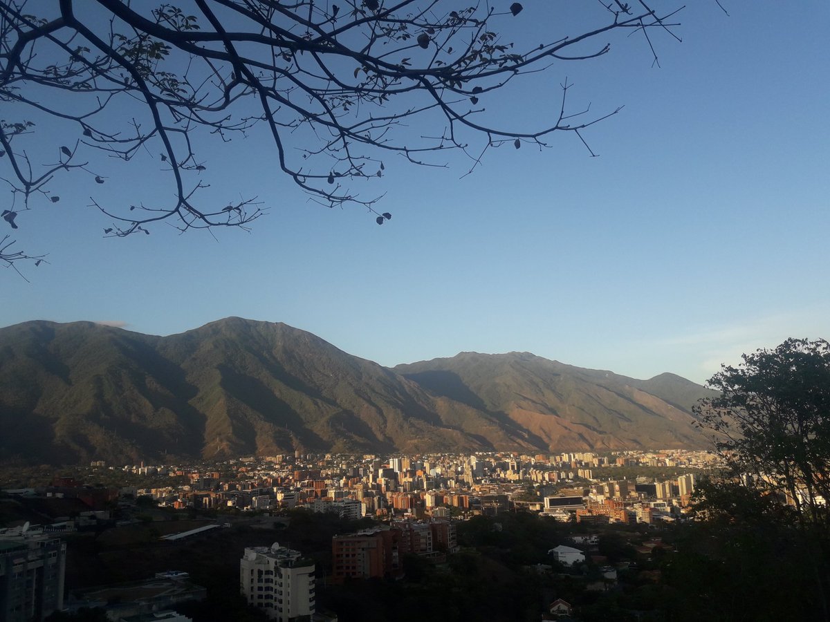 IsabelBPUE's tweet image. Feliz cumpleanos #caracas453 ! Te conoci por la primera vez en 2008 y me enamore perdidamente.  Feliz de poder disfrutar todos los dias de esta ciudad bella al pie del #avila. Te quiero Caracas!