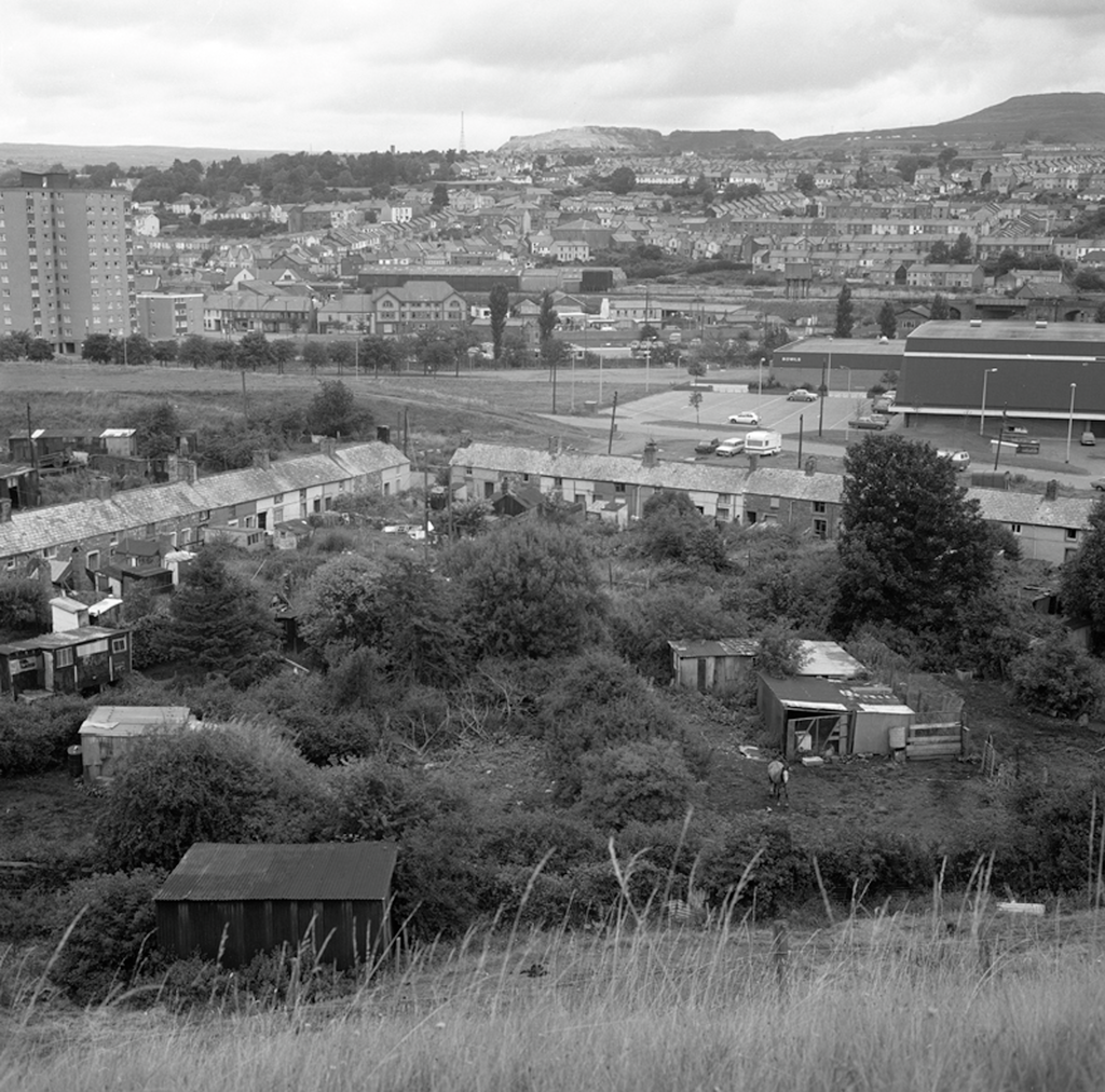 2/9 The Rhyd y car houses were built to house ironworkers. Iron ore, timber, and water are required for iron production. All three were available at Merthyr Tydfil and this drew many English Ironmasters to the area.