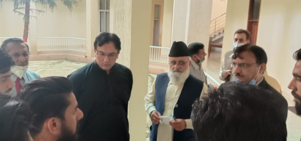 ActionUajk's tweet photo. ۔#SACجامعہ کشمیرکےزمہ داران کیMLAماجد خان،چیرمین پبلک اکاونٹس کمیٹی عبدالرشیدترابی سمیت سیکرٹری ہائیرایجوکیشن ظہیرالدین قریشی سےملاقات فیس کےمسلئے پرتفصیلا گفتگو۔ جلدہی اسمبلی کےاجلاس میں بھی اس مسلئےکو اٹھائیں گےسیکرٹری ہائیرایجوکیشن نےSAC# کی درخواست پرگورنمنٹ کوخط لکھ دیا
#SAC https://t.co/fXksRAoKzT